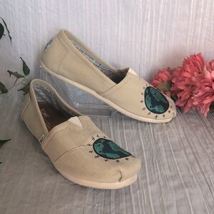 TOMS classic style SZ 9W GIVING EMBROIDERED GLOBE world slip on flats moccasins